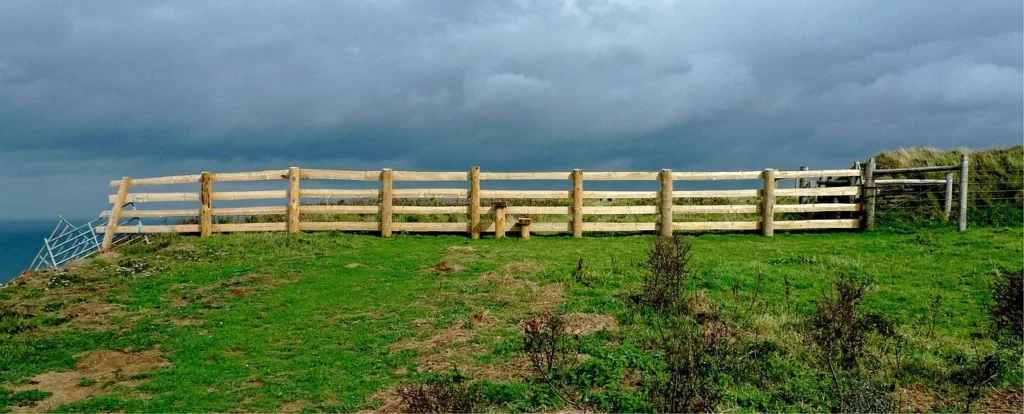 Drewniany płot jako metafora granicy osobistej