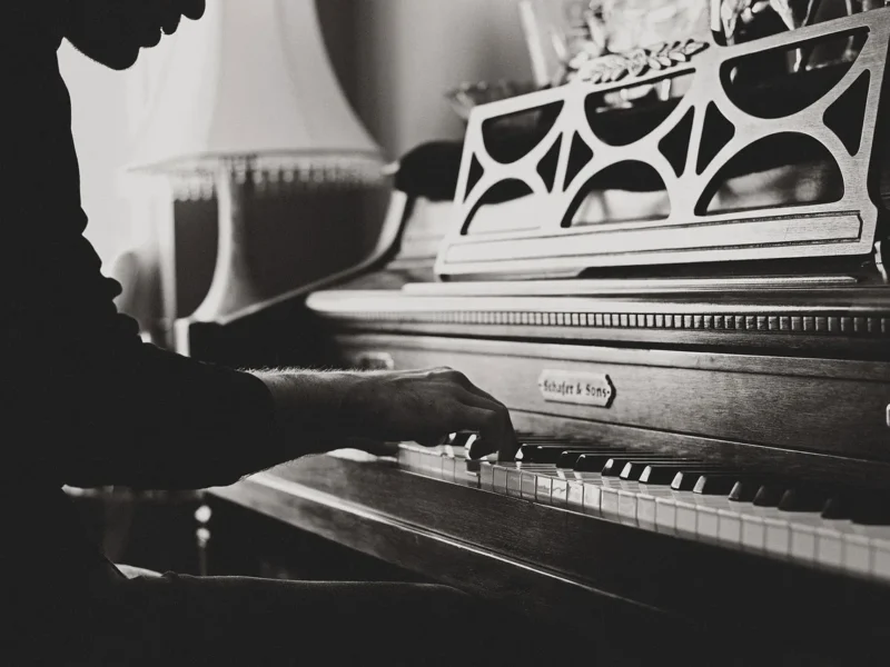 Pianista w skupieniu przy klawiaturze — stan flow w muzyce