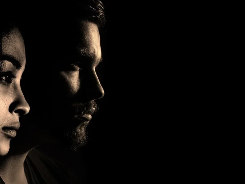 Dwie osoby w zadumie - inteligencja emocjonalna