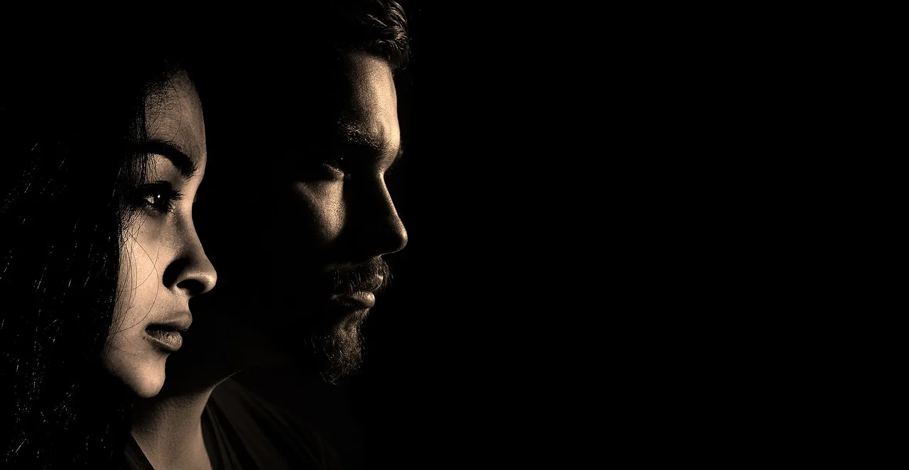Dwie osoby w półmroku — inteligencja emocjonalna w relacjach