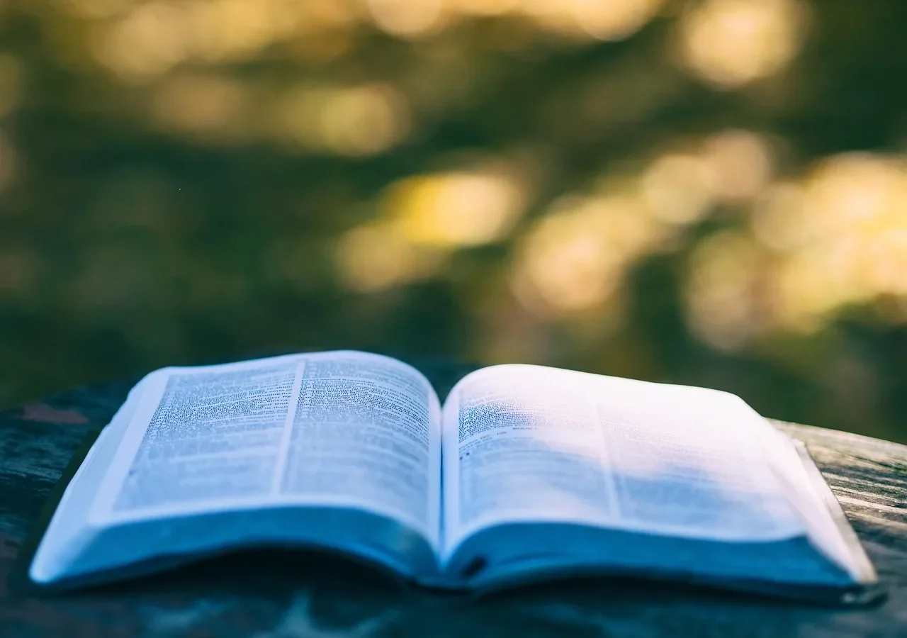 Otwarta książka o podświadomości na drewnianym stole