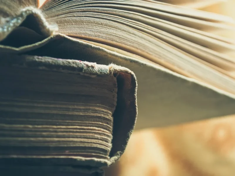 Stara otwarta księga z rozsuniętymi kartkami