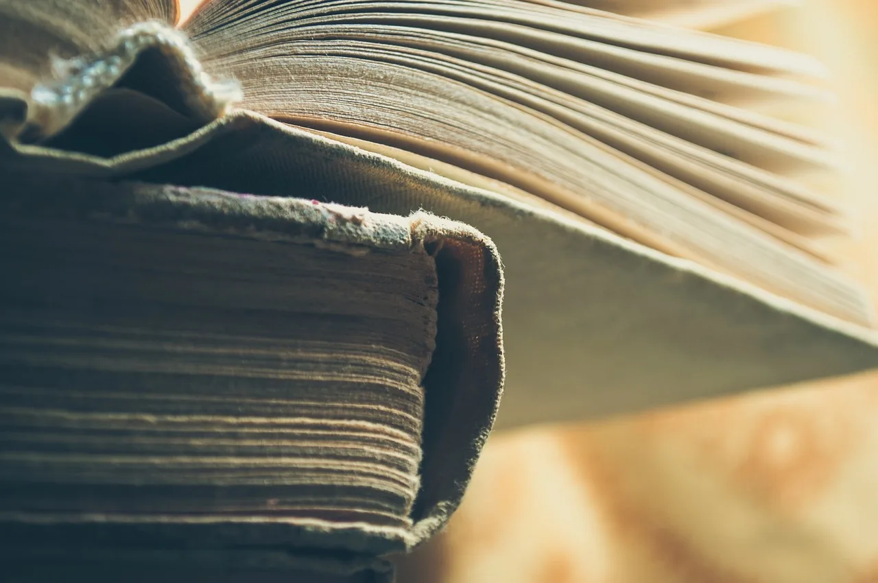 Stara otwarta księga z rozsuniętymi kartkami